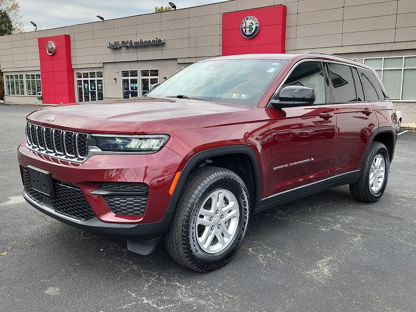 2023 Jeep Grand Cherokee Laredo 4x4