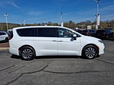 2023 Chrysler Pacifica Hybrid Touring L